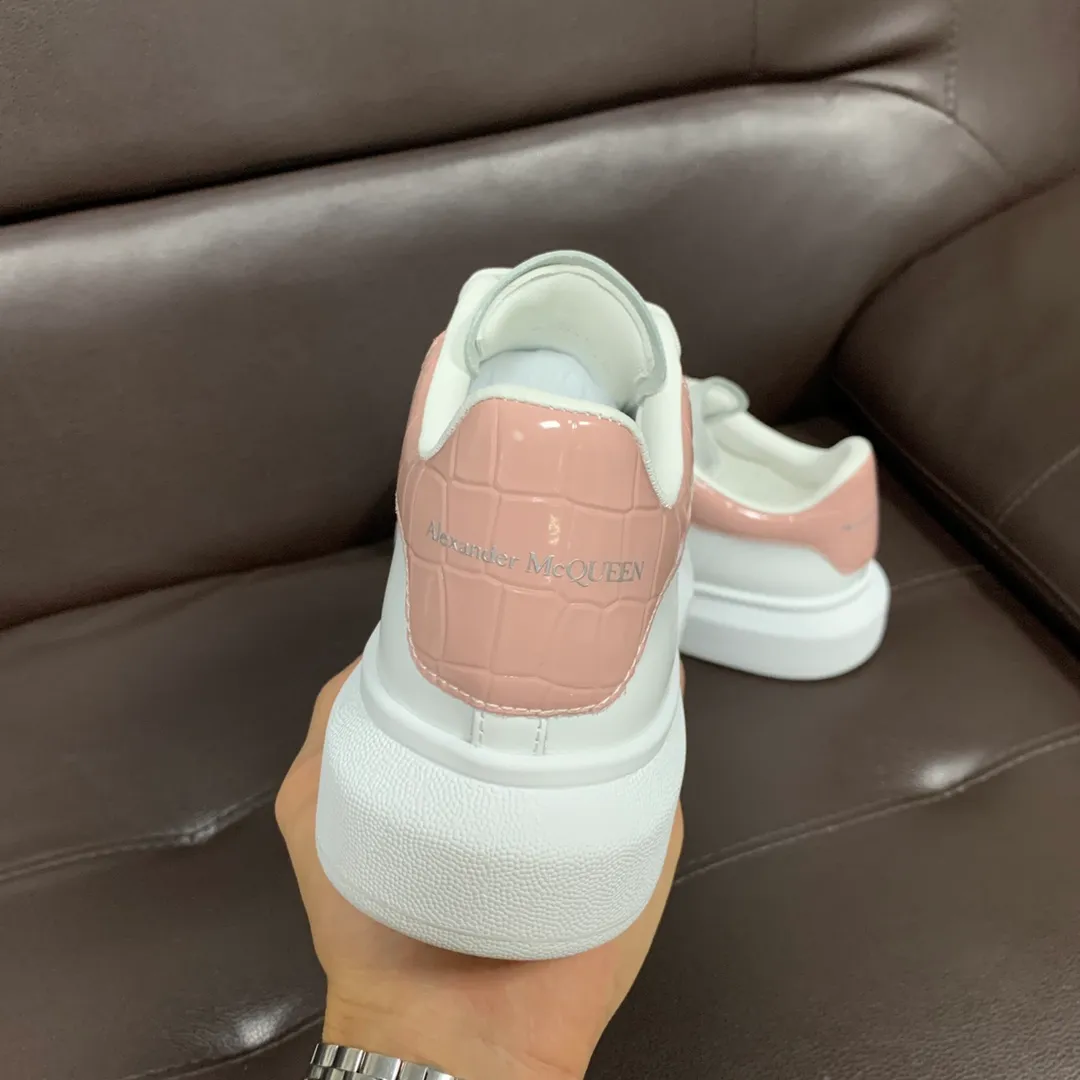 👟👟Ex-factory price 560👟👟 Professional McQueen factory. Top version. Couple style Alexander McQUEEN high version has been upgraded to the highest quality again✅ 💪McQueen Spring, Summer, Autumn and Winter top version Purchasing level✅ Recruiting national online and offline agents to join🤝 🏆Fabric: Original materials imported from Italy. Texture, water-resistant and non-discoloring 🏆Inner lining: ️A-grade Italian imported lining resistant to dirt, sweat-absorbent, breathable and comfortable 🏆Foot pads: top-grade imported Italian super-soft cowhide leather 🏆Outsole: PU+counter 1:1 🏆Shoe box: original white box. Plus white flip cover for double-layer protection. Cloth bag. Handbag. Certificate of 1:1 mold opening, 4-piece set. Delivered with a pair of shoelaces. 🖕🏿🖕🏿🖕🏿 You can choose any pair of shoelaces in any color of our factory 🏆Code number: women's 34-41. men's 38-46 🏆Special remarks (women's code 34.40.41, men's code 38.45.46 is customized, no returns or exchanges) Win-win cooperation 🤝